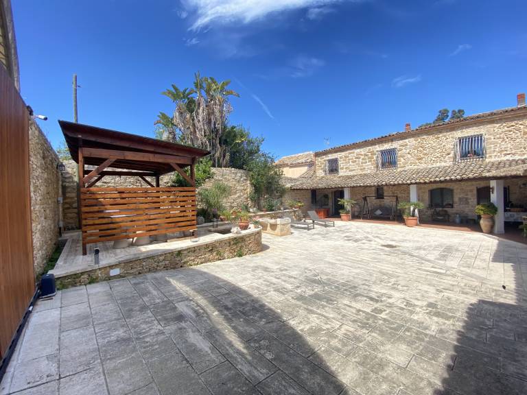 Villa with hot tub, grill & garden — photo 4