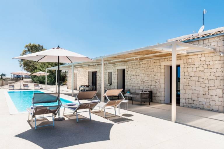 Child-friendly pleasant villa with barbecue, yard & private pool | Panoramic view | Pets are welcome — photo 4