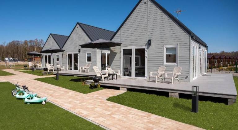 Vacation home with patio, BBQ & garden in Darlowo