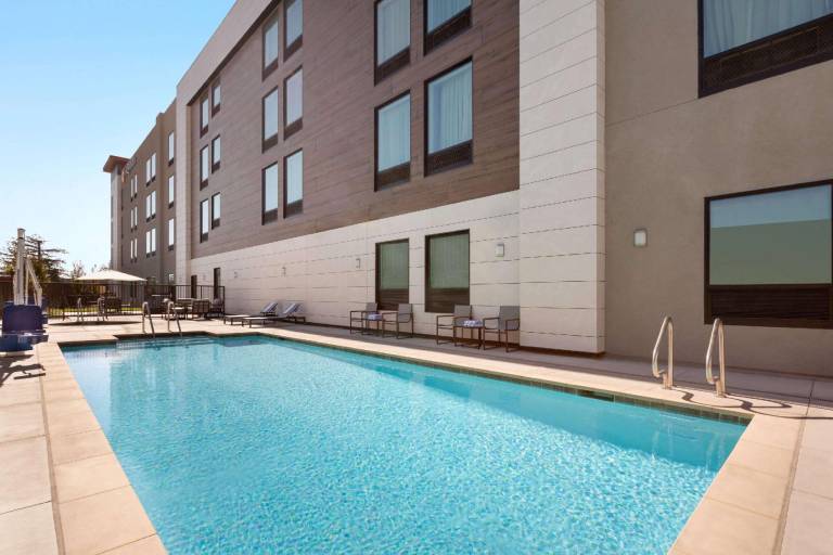 La Quinta Inn & Suites by Wyndham Santa Rosa Sonoma — photo 5