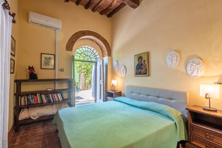 Room 'Salice - Antiche Dimore Di Vescovado' with shared pool and garden — photo 2