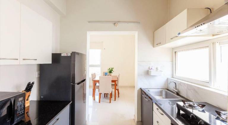 Charming serviced apartment with yard & patio | Pets allowed — photo 2