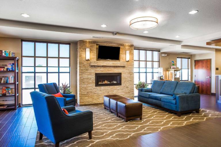 Comfort Inn & Suites — photo 2