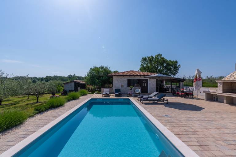 Villa with private pool, yard & barbecue — photo 3