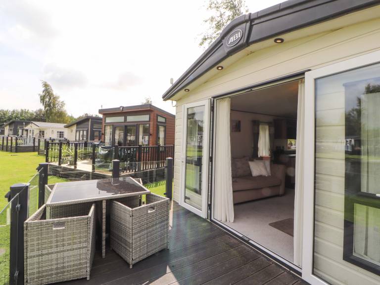 Cottage with garden — photo 3