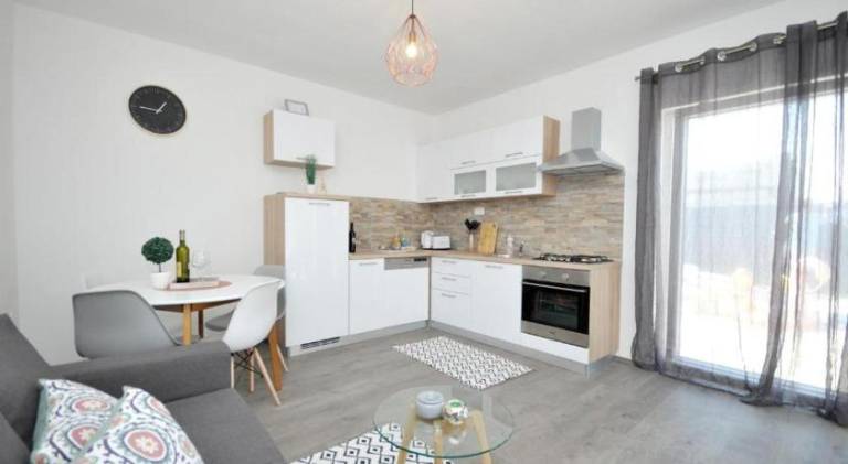 Lovely holiday apartment with private pool, patio & yard | Dogs allowed — photo 4