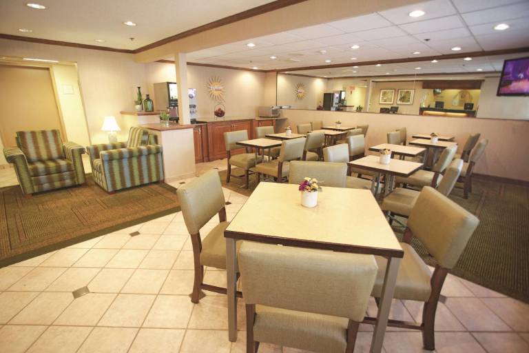 La Quinta Inn by Wyndham Milwaukee Airport / Oak Creek — photo 3