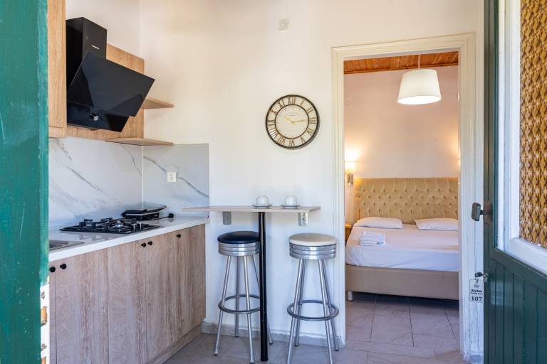 Apartment 'Alykes Family Resort Triple Room 1' with Balcony, Wi-Fi and Air Conditioning — photo 4