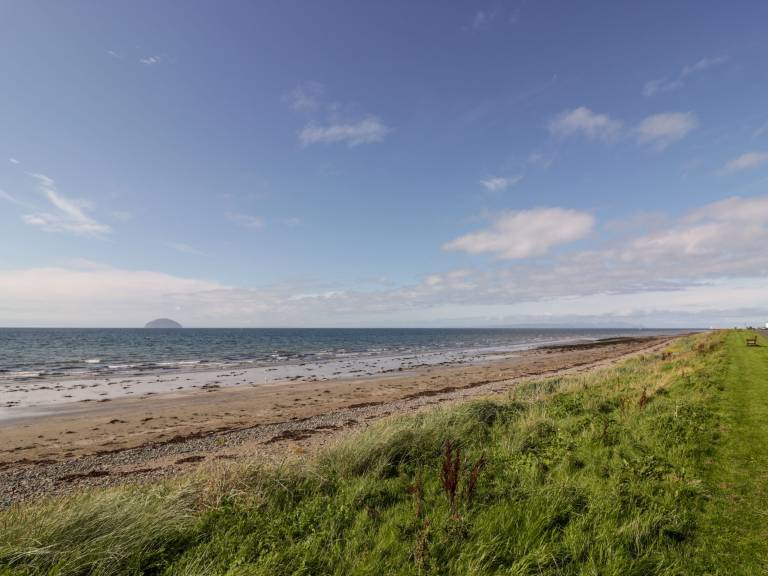 Cottage with yard | Beach view — photo 2