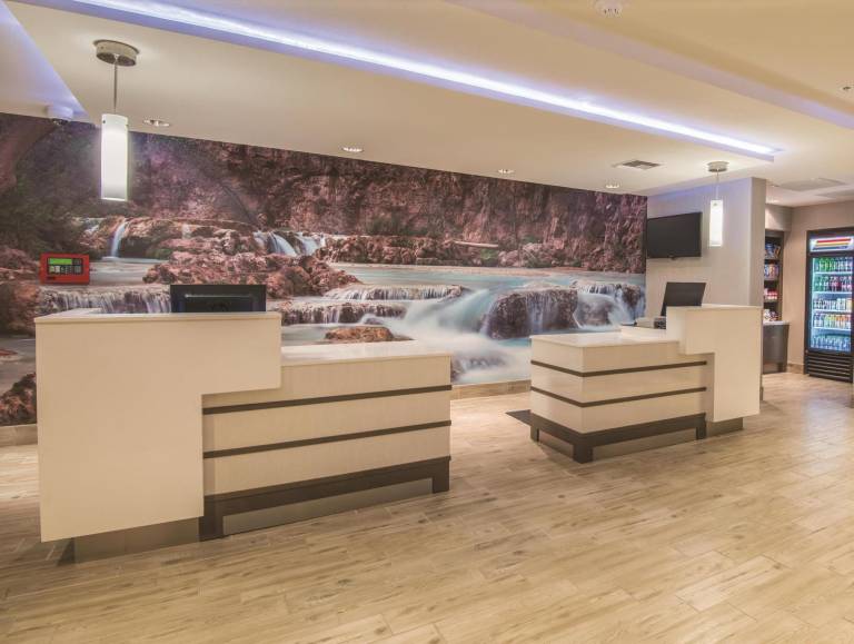 La Quinta Inn & Suites by Wyndham Kingman — photo 5