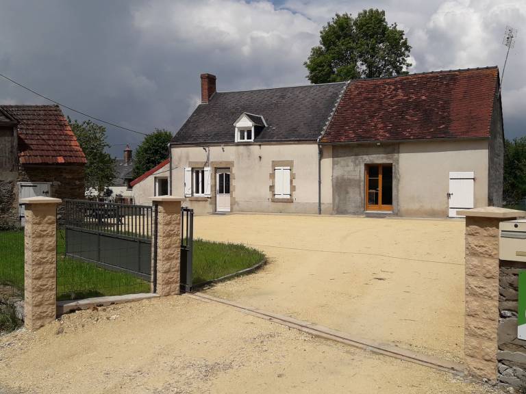 Cottage with garden & barbecue in Chateauroux