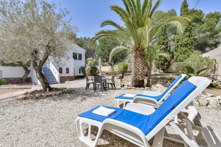 Fully equipped beautiful villa with patio, yard & BBQ | Pets allowed — photo 2