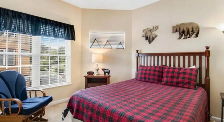 Bandit's Riverfront Retreat - Mountain View- Condo-Fishing-Balcony-Fireplace-Great Location! — photo 5