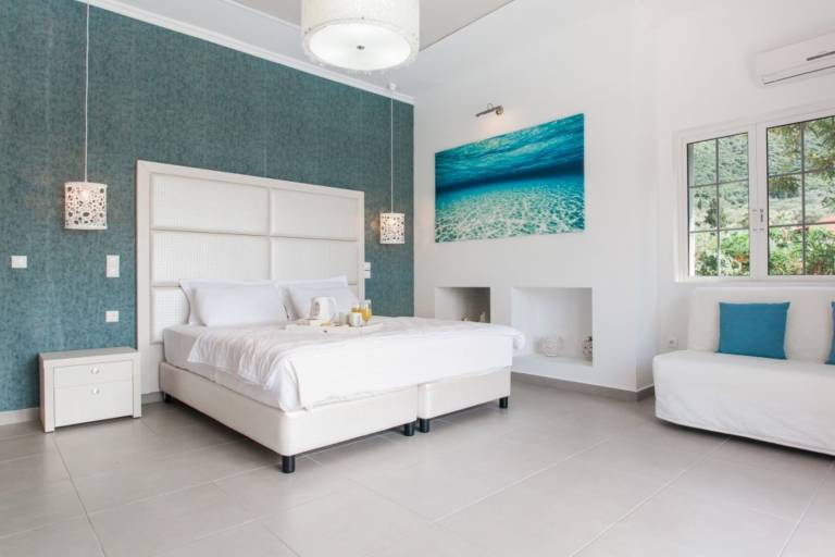 Villa with barbecue, yard & private pool | Water view — photo 2