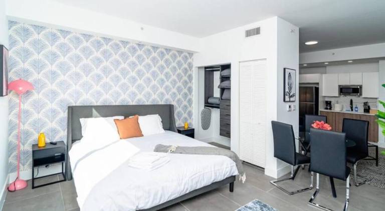 Bright 1BR with Netflix and King Bed Near Brickell and Marlins Park — photo 2