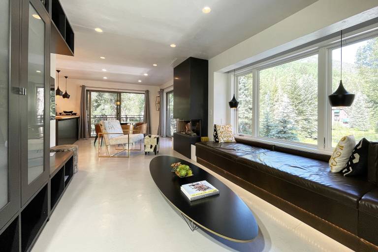 DOWNTOWN MODERN CREEKSIDE — photo 4