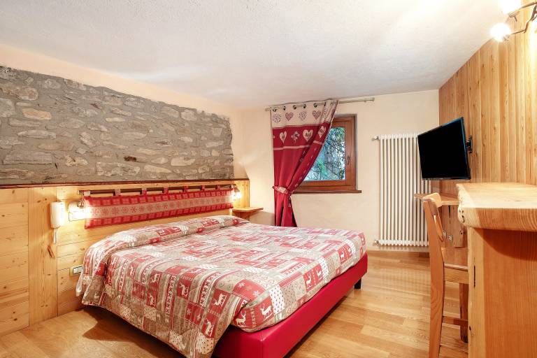 'Gallo' Room with Shared Terrace and Wi-Fi in Aosta