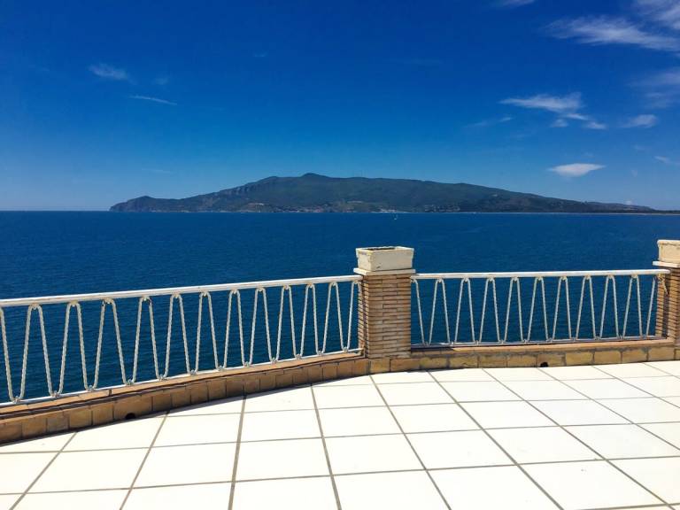 Child-friendly villa with terrace, private pool & yard | Beach view | Suitable for remote work | Pet-friendly — photo 3