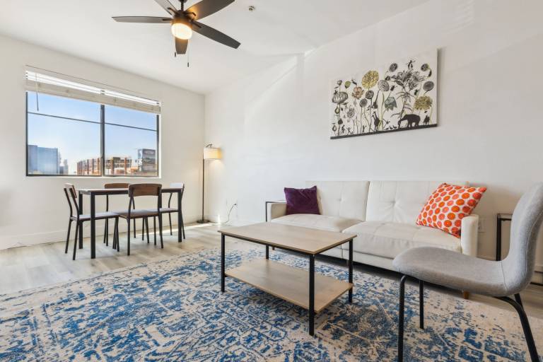 CozySuites Glendale Westgate with pool 04