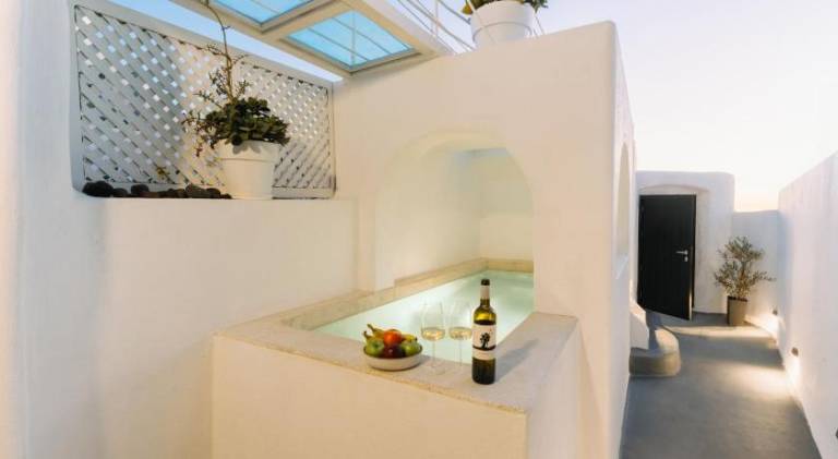 Villa with pool, hot tub & patio — photo 3