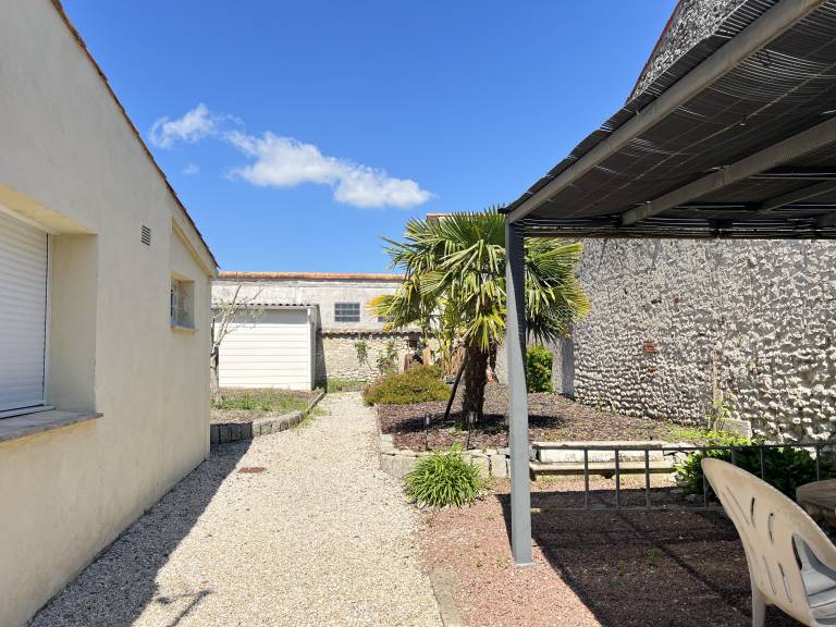 House with yard — photo 3