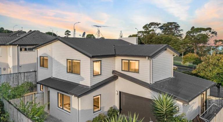 Big 5 bedrooms house with Prime location in Auckland