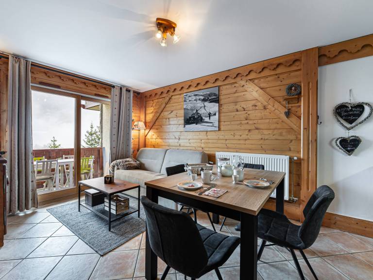 Bright apartment near slopes with pool access, pets allowed in Courchevel