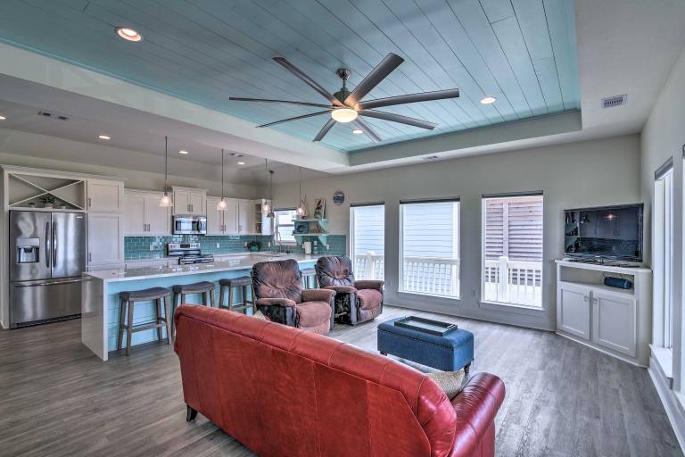 Steps to Gulf: Crystal Beach Home w/ Deck & Views — photo 5