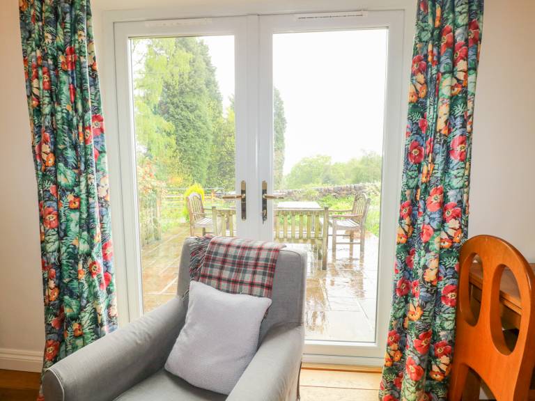 Cottage with garden — photo 5