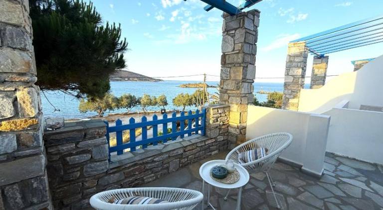 Rental apartment with patio & garden in Syros