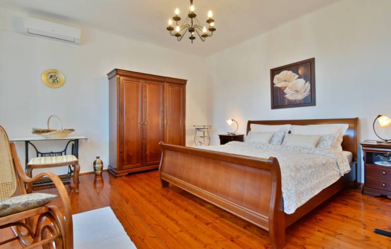 Villa with yard, private pool & patio — photo 4