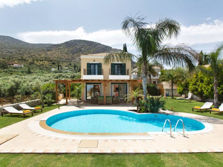 Vacation home with yard, barbeque & private pool — photo 2