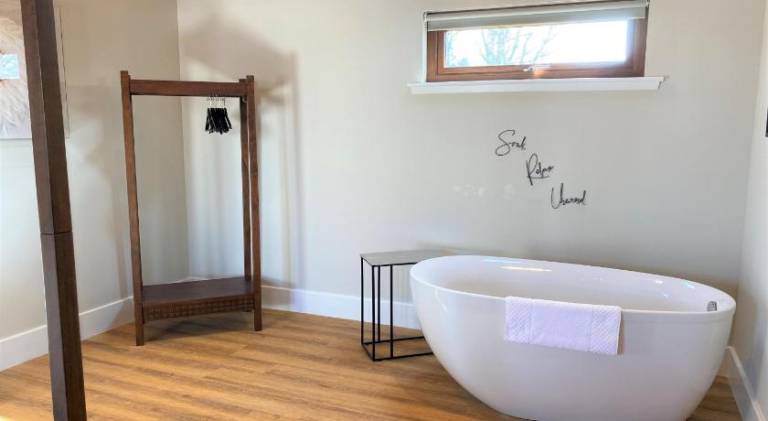 House with hot tub — photo 2