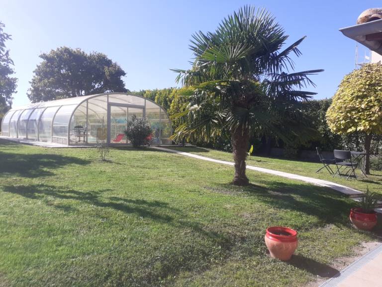 Fully equipped vacation home with garden, private pool & barbeque | Garden view | Pet-friendly — photo 3