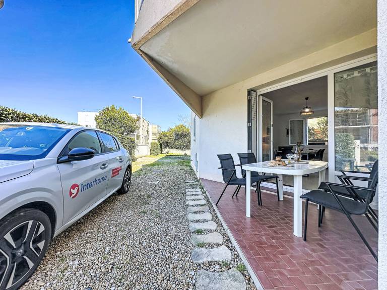 Apartment with yard & terrace — photo 2