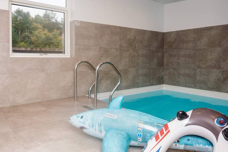 Vacation home with pool, sauna & patio — photo 3