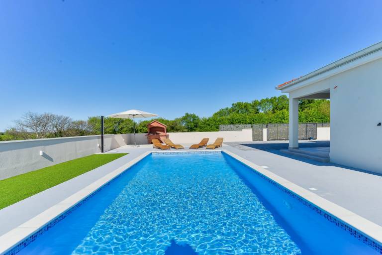 Fully equipped vacation home with private pool, patio & garden | Pets are welcome — photo 2