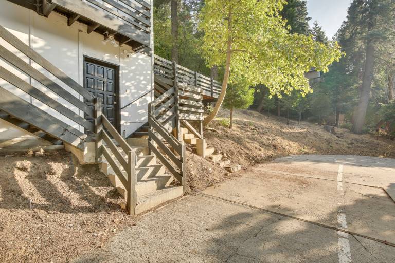 2 Mi to Water: Lake Arrowhead Studio — photo 3