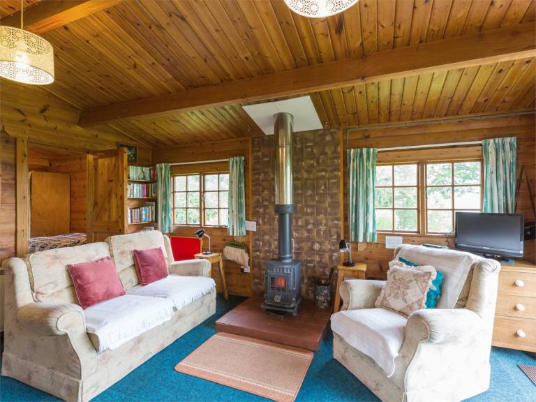 Lodge with yard | Water view — photo 5