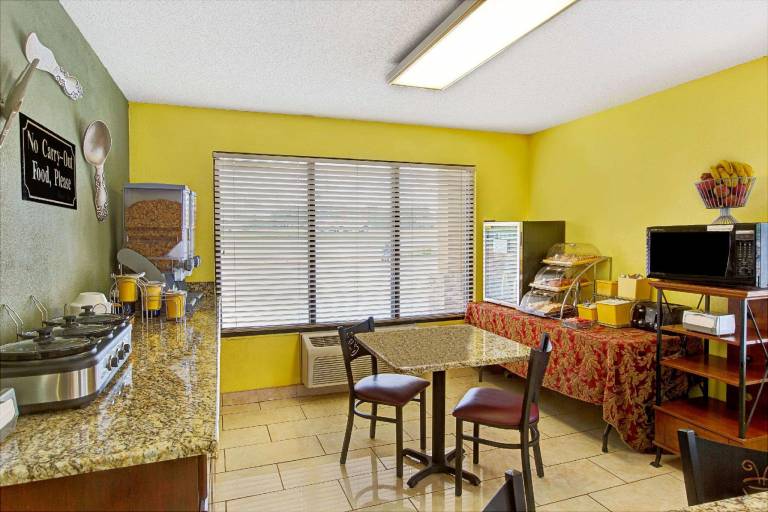 Days Inn by Wyndham Conover-Hickory — photo 5