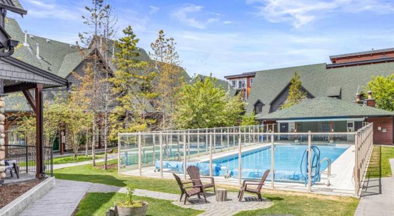 House with jacuzzi & pool in Canmore, AB