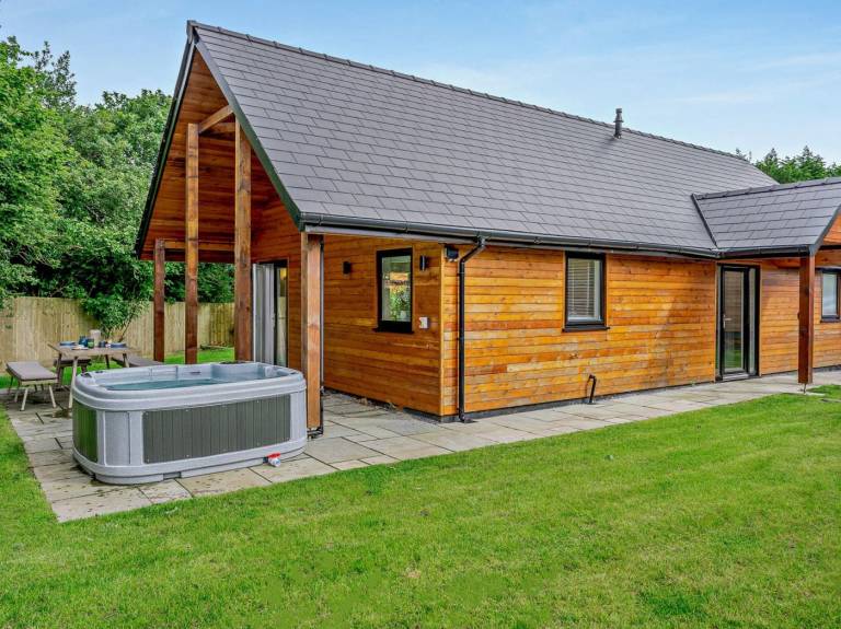 Lodge with jacuzzi & yard in Swansea