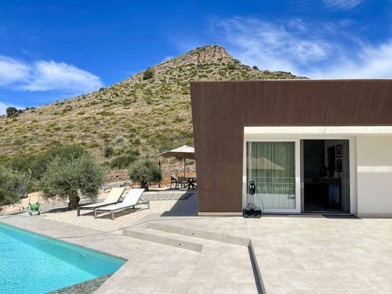 Nachhaltige Villa mit Infinity Pool