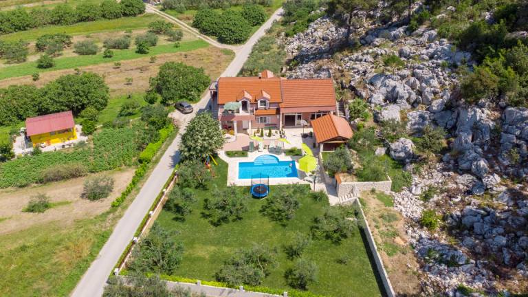 Villa with private pool, barbecue & yard — photo 3