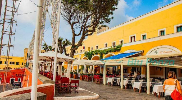 Apartment with 2 rooms for 6 persons in Ponza