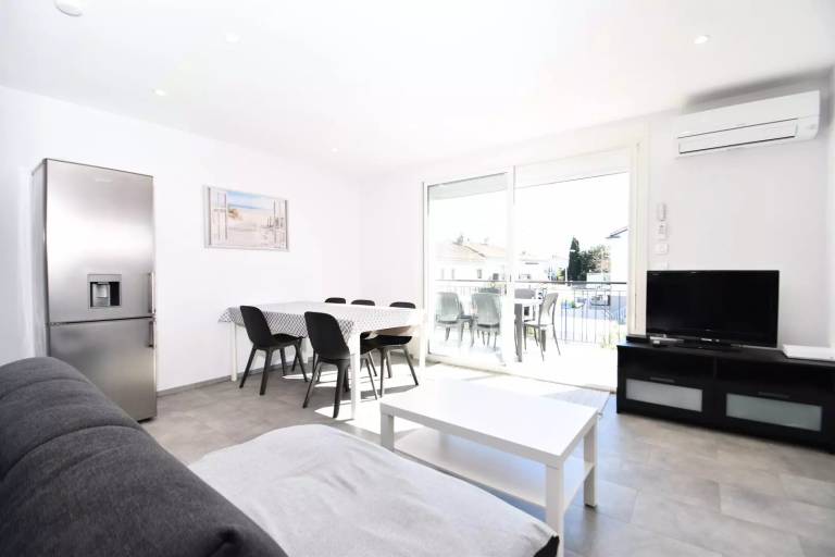 Rental apartment with patio — photo 2