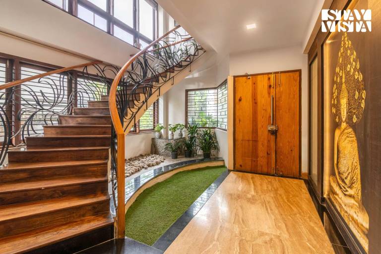 Villa with yard — photo 3