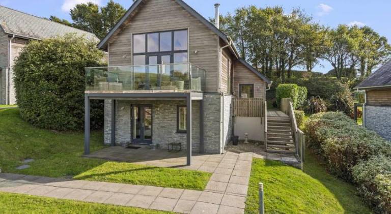 Vacation home with pool & jacuzzi in Looe