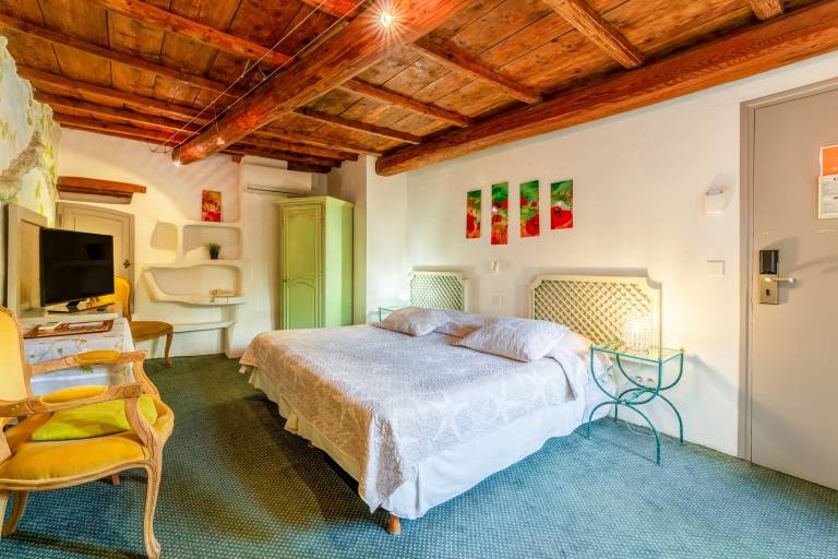 Room 'Chambre 11' with Shared Pool, Wi-Fi and Air Conditioning — photo 4