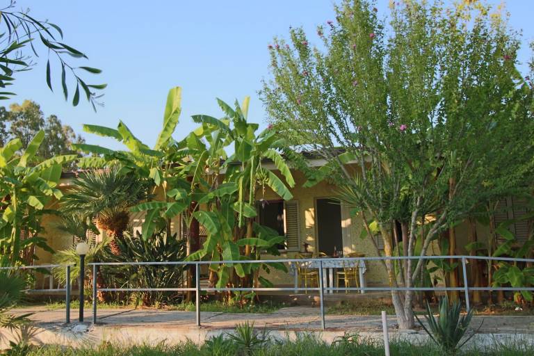 Apartment with pool, patio & yard | Beach nearby | Pets are welcome — photo 3